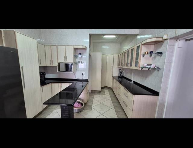 3 BEDROOM HOUSE FOR SALE IN SELECTION PARK